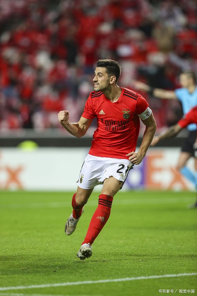 kaiyunapp -赛地聚焦——荷甲冲刺阶段热度飙升；里昂回应争议；更衣室稳定；医务组通报恢复(纳赛尔大闹皇马更衣室)