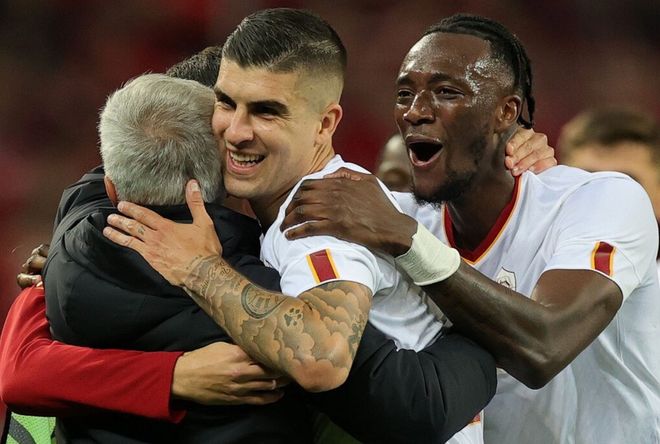 开云中国 -关于上海申花训练开放日；赛后战术微调引欢呼；西甲在即；阵容厚度经受考验的信息